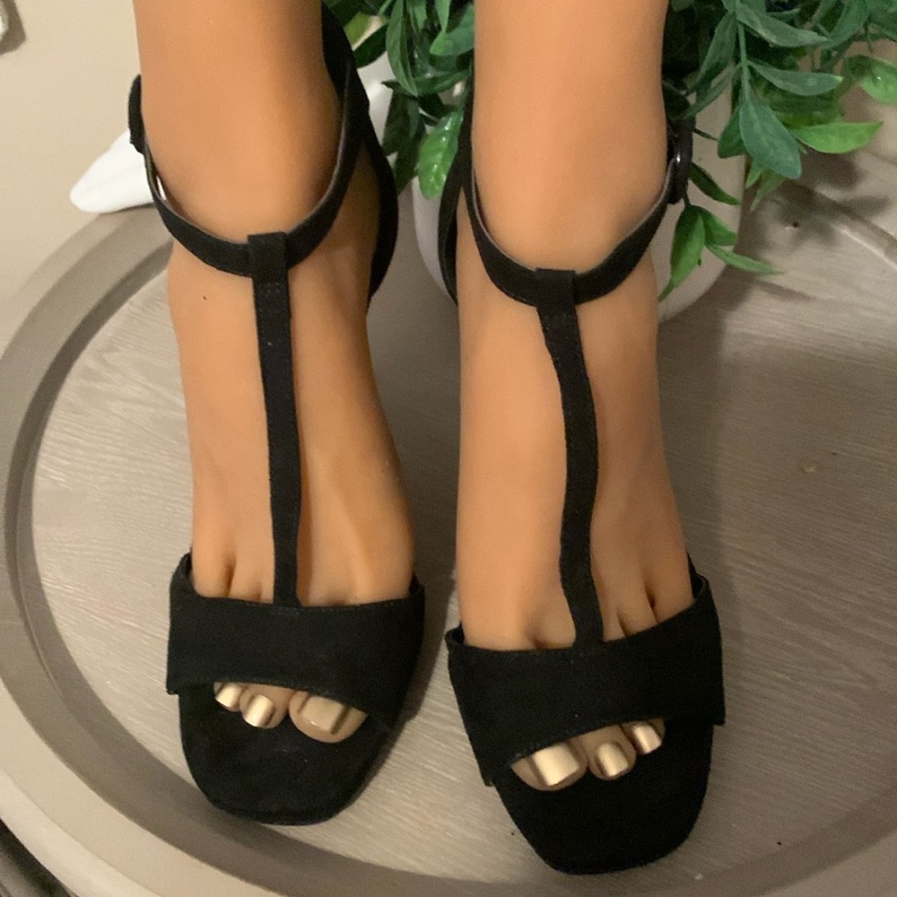 Like new Kelly & Katie faux suede black heels